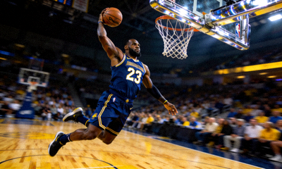 NBA职业篮球赛场扣篮进攻瞬间